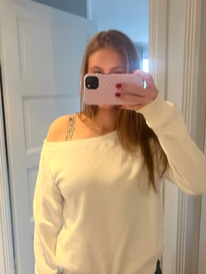 Ofshoulder tröja - Ifrån even&odd. Strl M. Aldrig använd.