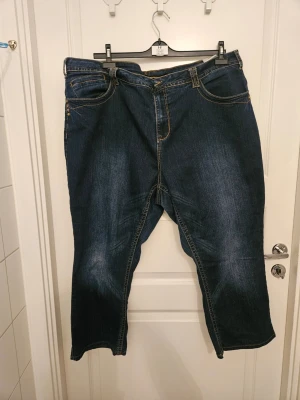 Jeans från Zizzi  - 1 par snygga raka jeans från Zizzi som är kortade med en innerbenslängd på 63 cm. Storlek 52
