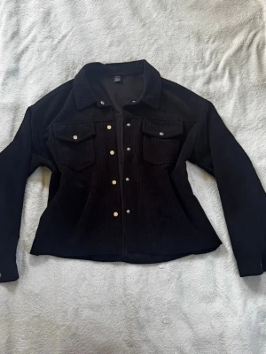 Tunn Manchester jacka  - Tunn Manchester jacka från SHEIN i storlek M.  