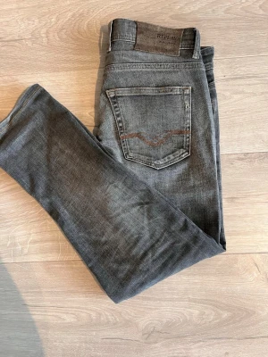 Replay grover jeans - Säljer ett par replay grover jeans i storlek 28/30 men passar all från  till 30/30 väldigt fint skick,skulle ni vilja ha en bild med dem på så är det bara och skriva, priset är inte hugget i sten.