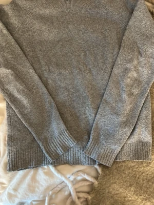 Vero Moda stickad tröja - Säljer en fin tröja ifrån Vero Moda få den tyvärr inte kommer till användning!💓