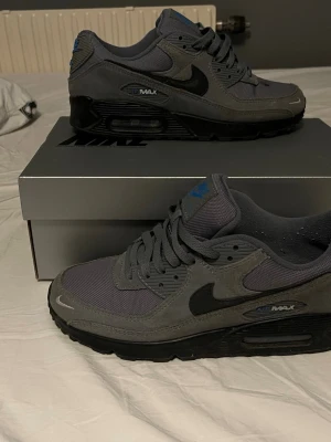 Nike Air Max 90 grå sneakers -  Tvär feta Nike air Max skor. Helt nytt skick. Ord pris: 1499. Kan gå ner lite i pris vid snabb affär