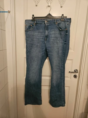 Bootcutjeans i storlek 50 - Bootcutjeans i nyskick från Ellos. Storlek 50.