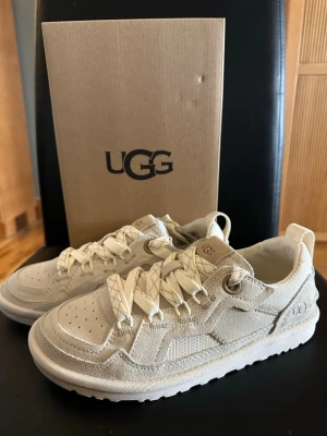 Beige sneakers från UGG - UGG minimel sneakers i storlek 38. Helt nya med prislapp. Äktighetsintyg med qrkod följer med i lådan. 
