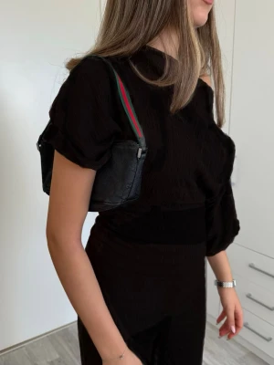 Äkta vintage Gucci boat väska - Äkta vintage och sällsynt boat axelväska från Gucci i tyg med klassiskt GG-mönster över hela väskan. Säljer för jag har använt den mycket och vill köpa en ny. Det som gör den sällsynt är att axelremmen är i grönt och rött (de flesta som finns till salu är bara svarta) den ger en sportig känsla o är lite slitet på undersidan men syns knappt. Silver detaljerna är fortfarande lika shiny som när jag köpte den ✨Kommer med äkthetsbevis från The Vintage Bar.