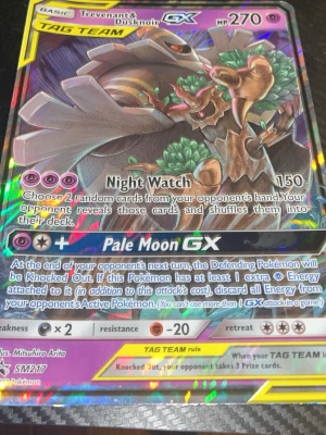 Trevenant & Dusknoir GX Pokémonkort - Säljer ett Trevenant & Dusknoir GX TAG TEAM Pokémonkort med holografisk yta. Kortet har 270 HP och attacker som Night Watch och Pale Moon GX. Perfekt för samlare eller Pokémon TCG-spelare som vill ha ett unikt och kraftfullt kort i sin lek.