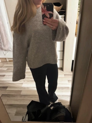 Stickad tröja - Supermysig stickad grå premium tröja från Gina Tricot🥰 Storlek S men passar dom flesta storlekarna beroende på hur man vill att den ska sitta🥳