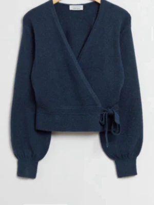 Mörkblå omlottkofta med knytband - Snygg mörkblå omlottkofta med knytband i midjan och långa ärmar med breda muddar. Koftan har en croppad passform och är tillverkad i ett mjukt, stickat material. Perfekt för lager på lager och en trendig look. Pris går att diskutera, skriv för fler bilder 