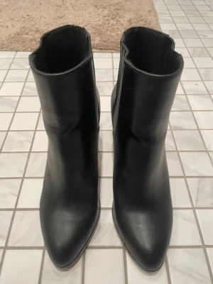 Klackskor  - Fina klackskor från H&M💕väldigt bra skick!💕🤗