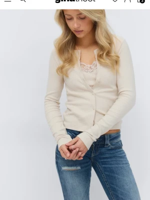 Beige kofta från Gina  - Snygg beige kofta med rund halsringning och knäppning framtill. Jag har använt den en gång och ser helt ny ut.