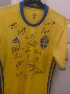 2019 U21 Landslagströja  - Säljer en u21 labdslagströja från 2019 när dom kvalade till u21 em 2021. Men lyckades inte ta sig ditt. Flera spelare har skrivit sina autografer som bl.a. Gyökeres, kulusevski, Svanberg, Cajuste som ni ska se på bilderna. Skriv vid funderingar så kan vi lösa ett schyst pris! 😉✍️Har aldrig använt tröjan då den bara hängt på rummet! 😊