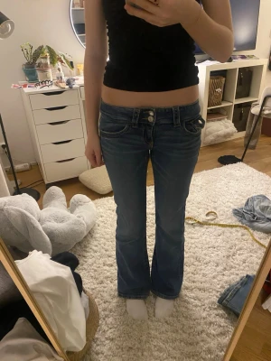 Blå bootcut jeans med låg midja - Snygga blå bootcut jeans från Gina tricot i storlek 152 med låg midja och klassiska fem fickor. Jeansen ser lite straight ut eftersom det är är för små för mig. Midjemått 34x2 cm innerbenslängden 74 cm gren 17 cm💙