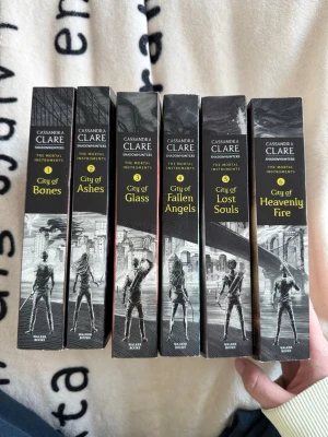 The Mortal Instruments box av Cassandra Clare - Säljer hela The Mortal Instruments-serien av Cassandra Clare på engelska. Boxen innehåller sex böcker, aldrig läst i mycket fint skick nästan som ny, ända är några små skrapor på vissa av böckerna🤍