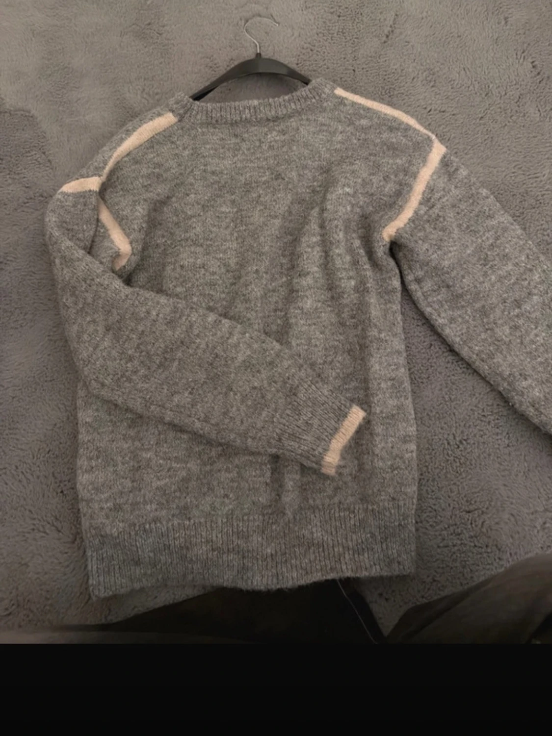 Grå stickad tröja med beige detaljer