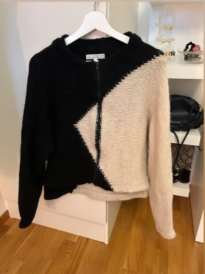 Kofta Dagmar XS - Otroligt fin och stilren zip up- kofta från Dagmar,  inga defekter och passar perfekt för sena sommarkvällar🌸  köpt på Vinted från en person med katt!