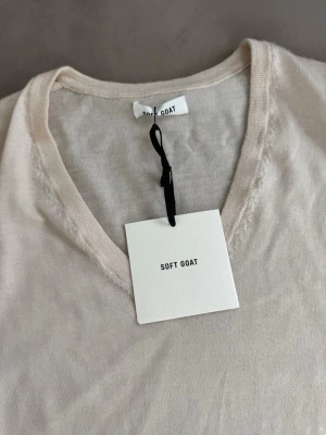 Soft goat tröja   - Soft goat tröja i 100% Kashmir. Lappen kvar. Nypris 1.995 sek. Säljer för halva priset. Ljusbeige färg