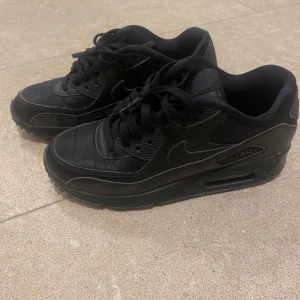 Svarta Nike Air Max sneakers - Säljer ett par svarta Nike Air Max sneakers i bra skick. Storlek 37,5.