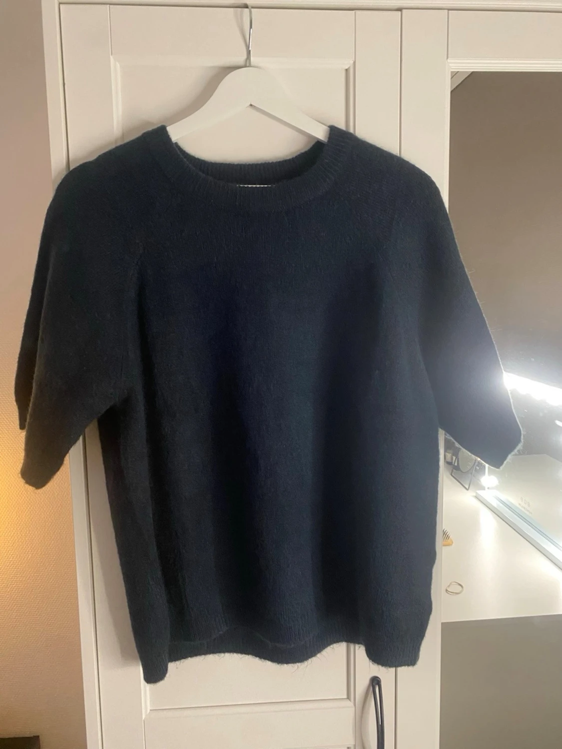 Mörkblå stickad tröja med kort ärm - 1
