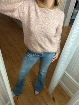 Pastell färgad tröja - Säljer denna stickade tröja ifrån Vero Moda! Använd två gånger och är i bra skick! Kom med bud💗🙌🏻