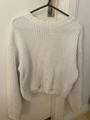 Vit oversized stickad tröja - den är i storlek 146/152 men passar perfekt som xs/s. Det finns en lila prick vid magen som man kan se i bilden. Den är inte så synlig men om man verkligen kollar så ser man.