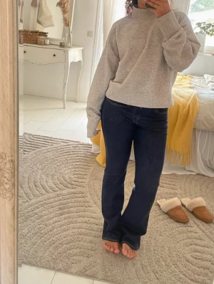 Bootcut jeans  - Säljer ett par mörkblå bootcut jeans från only. Jeansen har medelhög midja. Knappt använda, är i väldigt fint skick! Jag är 160 cm lång🩷 (storlek S/30)