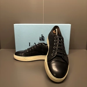 Lanvin cap toe - Fräscha Lanvin cap toes i storlek UK 8 vilket motsvarar 42 eu. Skorna är i mycket bra skick där det bara är lite slitage vid sulan i princip. Box följer endast med skorna. Priset är ej hugget i sten! Tveka ej på att skriva om du vill ha fler bilder eller har frågor //Nuvéré Resell
