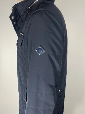 J.Lindeberg field jacket  - Säljer en ritkigt snygg och trendig J.Lindeberg field jacket i fint skick, storlek M, vid frågor är det bara att skriva //Gramenti