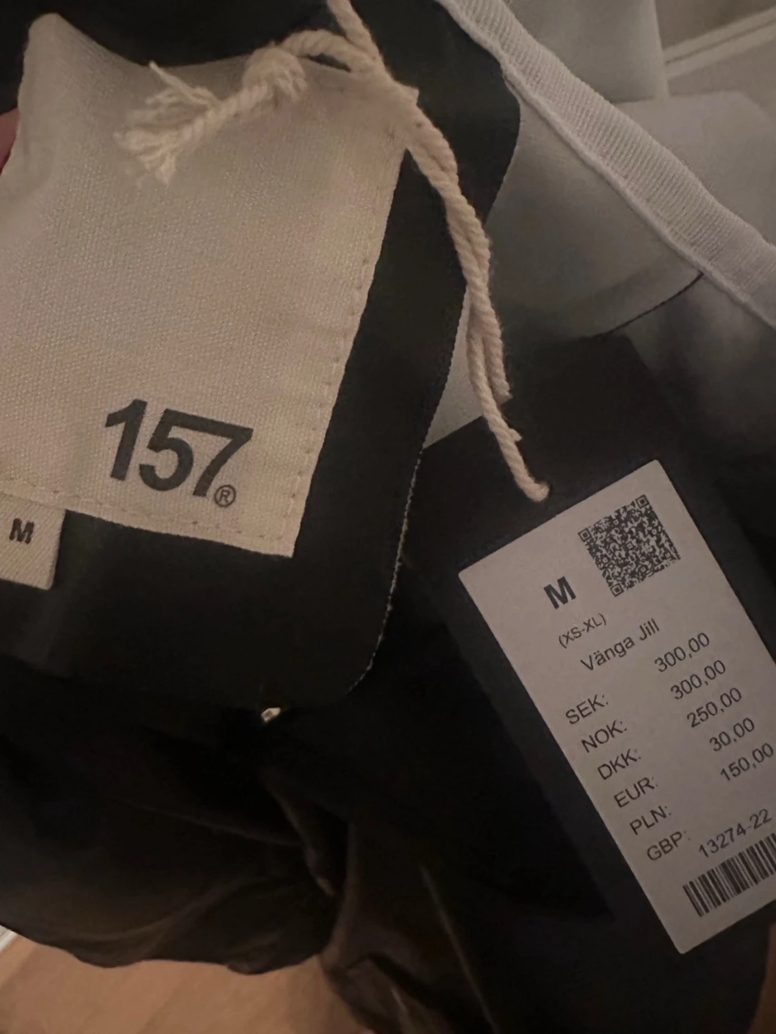 Svart regnjacka med huva - 4