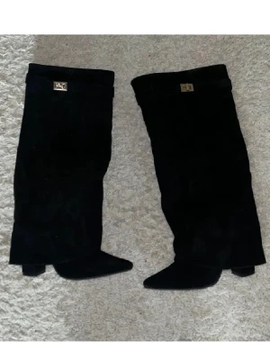 Svarta mockastövlar från lululia - Snygga svarta stövlar i mocka med spetsig tå och klack från lululia. Endast använda ett fåtal gånger. Inga defekter. 