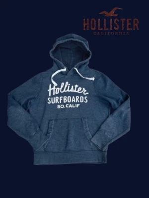 Hollister hoodie (sällsynt!) - Säljer en äldre hollister hoodie som inte görs längre.  !extremt bra pris bara idag!                                                                             Storlek: M                                                              Skick: 8/10                                                               Frakt: inom 24h                                                          Hör gärna av dig med frågor och funderingar!
