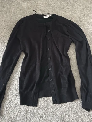 Svart kofta från Saint Tropez - Svart kofta från Saint Tropez i storlek xs.🥰