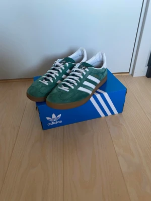 Adidas gazelle indoor  - Gröna Adidas gazelle sneakers i suede