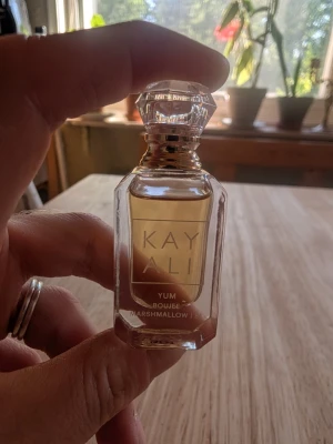 Kayali Yum Marshmallow parfym - Kayali Yum boujee Marshmallow 81, 5ml. Köpt i en duo men tyvärr föll denna mig inte i smaken. Testad med ett litet "dabb" så 99,9% full. Perfekt om man vill testa denna kända doft eller om man vill ha med sig i väskan för att bättra på under dagen.  Kolla gärna min profil, jag har fler parfymer. 