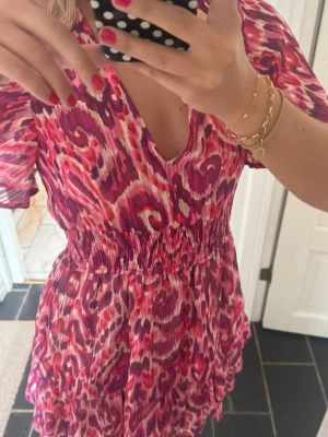Zara klänning - Supersöt klänning från Zara 💗☀️ Säljer då den tyvärr  inte passar mig!! Strl S
