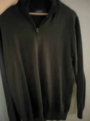 Mörkgrön half zip tröja  - Mörkgrön half zip tröja i storlek L av dressman, nytt 350 mitt 200, alldrig andvänd säljs för de inte min stil. 