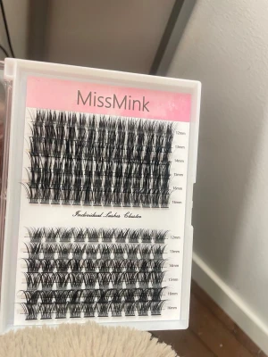 MissMink individuella franskluster - Ett set med svarta individuella franskluster från MissMink i olika längder mellan 12-16 mm. Fransarna är täta och har en naturlig böj, perfekta för att skapa en fyllig och definierad look. Kommer i en praktisk plastask.
