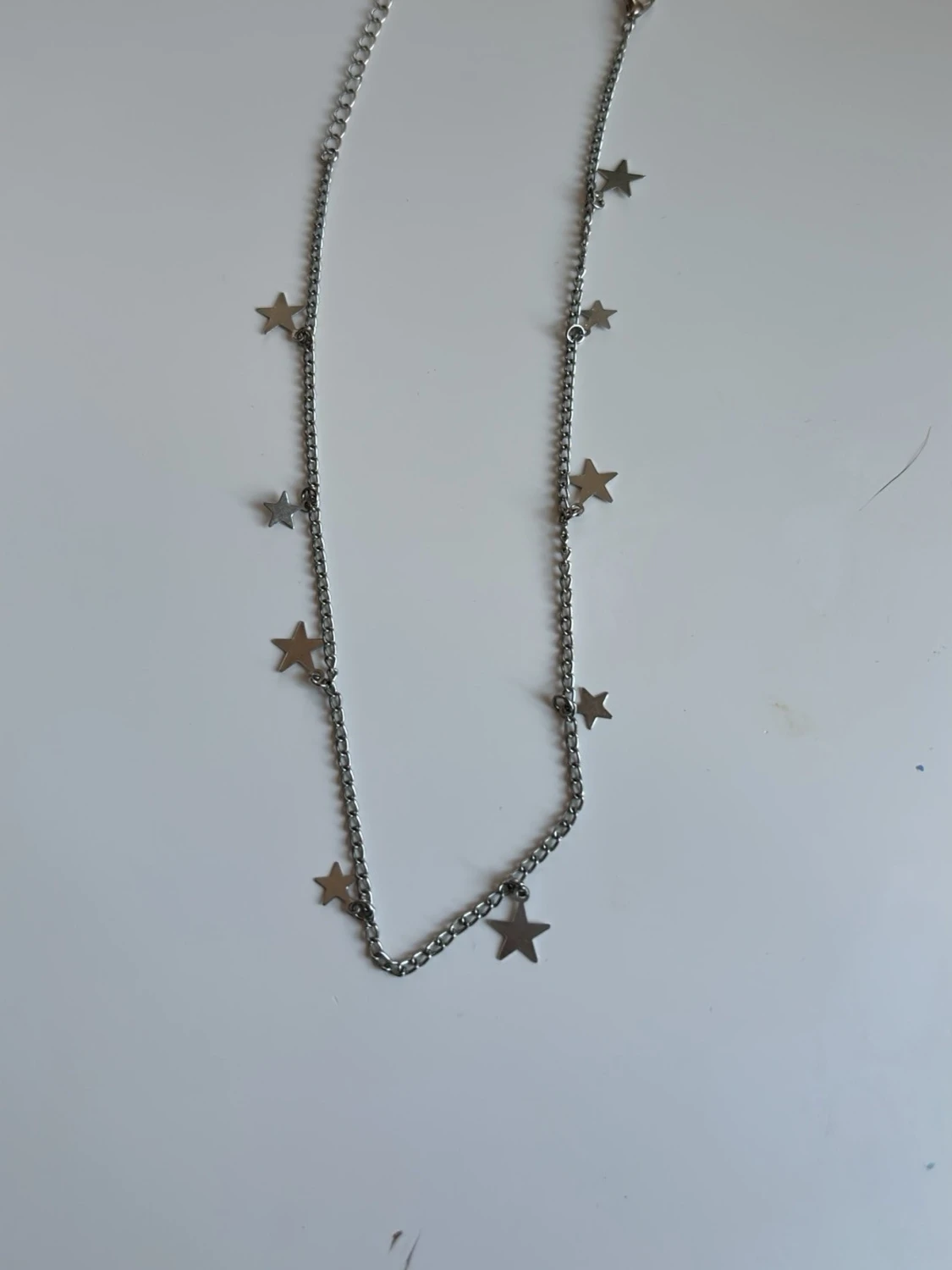 Silverfärgat halsband med stjärnhängen - 1
