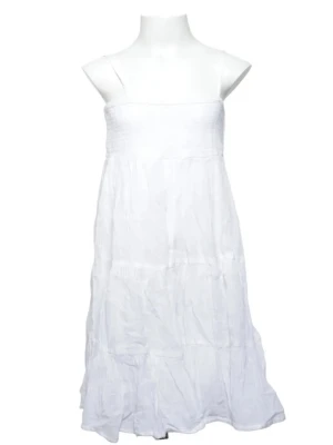 Gina tricot - Luftig vit klänning med smala axelband och smock upptill. Klänningen är ärmlös och har en lätt, flowy känsla med volanger i kjolen. Perfekt för varma dagar och enkel att styla med accessoarer.