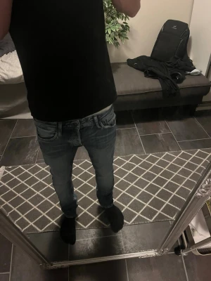 Ljusblåa jeans  - Ljus blåa jeans ifrån Jack & Jones. Storlek 27/30 Säljs pga av att jag vill göra plats för nytt i garderoben. Skick 9/10. Enda defekten ser man på sista bilden. Knappt använda annars.