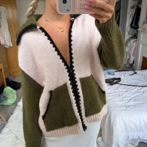 Viral ull cardigan från Zara - Viral ull cardigan från Zara i storlek S. Den är i bra skick 