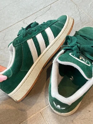 Gröna Adidas campus sneakers  - Gröna Adidas sneakers. Skorna är gröna och i jätte fint skick. I strl 39 1/2. Skriv för frågor