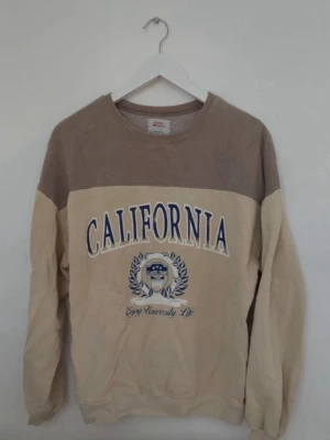 Pull&bear sweatshirt - Fin beige tröja, lite skrynklig, men fint skick.