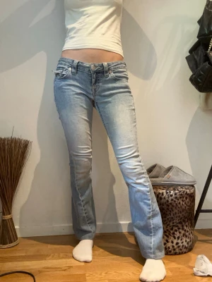 True religion Bootcut jeans - Joey - W25 - ✨True religion Joey✨  📏 Storlek: W25 dock uppsydda.                 Innerbenslängd: 71cm.                                                 midja: 38cm 🎨 Färg: Ljusblå 🏷️ Märke: True religion ⭐ Skick: Bra skick    💌 Hör gärna av dig om du har frågor eller vill se fler bilder! Jag skickar snabbt och packar noggrant. 🌸