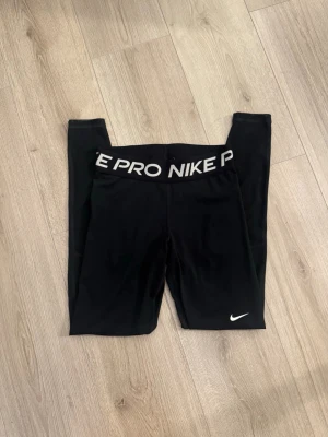 Svarta Nike Pro leggings - Säljer ett par svarta Nike Pro leggings då jag ej har användning för de