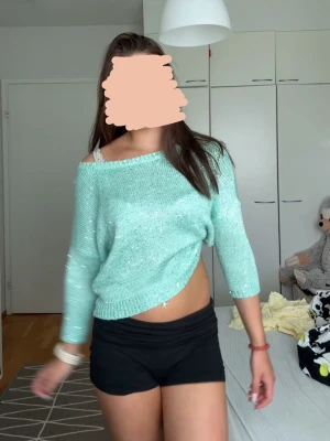 Mintgrön glittrig stickad tröja - Säljer en glittrig stickad topp med halvlång ärm. Färg: turkos/mintgrön. Storlek S. Utmärkt skick. 🤍