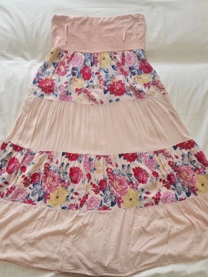 Äkta 90s vintage maxikjol / klänning i viskos 🇮🇹 - Säljer en helt otrolig vintageskatt från tidigt 90-tal! 🌸 Ett 2-i-1-plagg som fungerar perfekt både som en maxiklänning eller en hög maxikjol tack vare det breda, stretchiga smockpartiet upptill.Plagget är tillverkat i Italien av 100% viskos. Det finns även hällor i midjan för bälte/sjal!✨  Mycket fint och välvårdat vintageskick.Vintage 6 (Passar modern M / 38-40 tack vare stretchen)Midjebredd: 37 Längd: ca 95Vidd nertill: 128 cm platt över