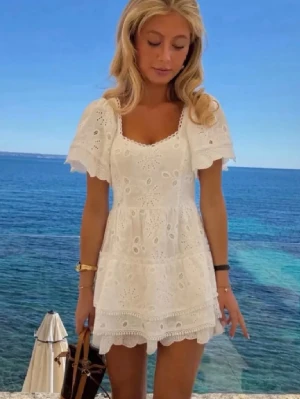 Meet me there x Filippa Montán - Superfin sommar klänning från Filippa Montana kollektion med meet me there. Perfekt till student och sommaren. Aldrig använd endast testad då jag tänkte ha den som studentklänning men den inte kom fram i tid. Säljer därför för att jag inte kommer få användning av den. Lapp finns kvar