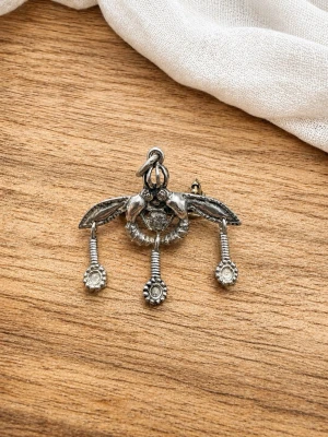 Minoan Malia Bees- Vintage Brosch/hänge i 925 silver - Vackert hänge/brosch i äkta 925 silver, utformat som en reproduktion av det berömda “Minoan Malia Bees”  ett av den minoiska kulturens mest ikoniska smycken från Kreta. Ett detaljrikt och dekorativt smycke med historisk inspiration som kan bäras både som hänge och brosch.