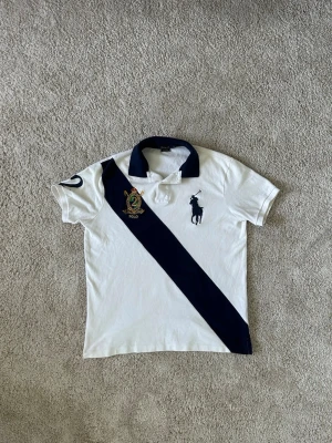 Vit Blå Big Pony Ralph Lauren Polo Piké T-Shirt Storlek M - Mycket fin Piké i vit och blå färg. | Pikén är i mycket bra skick och sparsamt använda. |  Äkta som allt annat jag säljer! ✅ |  Storlek: M | Skick: Mycket Bra Skick | Färg: Vit | Märke: Ralph Lauren | Modell: Piké |   Hör gärna av dig vid frågor så svarar jag så fort jag kan! 😁 |  (SKU - ?)