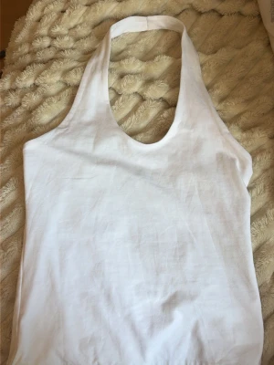 Vit halternecktopp - En superfin vit halterneck topp från Gina Tricot❤️ Säljer pågrund av att den inte kommit till användning. Aldrig använt! 